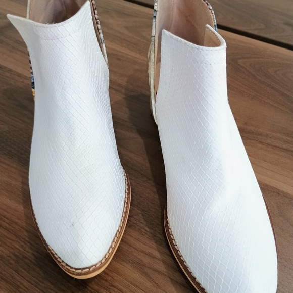 Arider Girl Chic White and Snake Print Ankle Boots - Picture 2 of 5